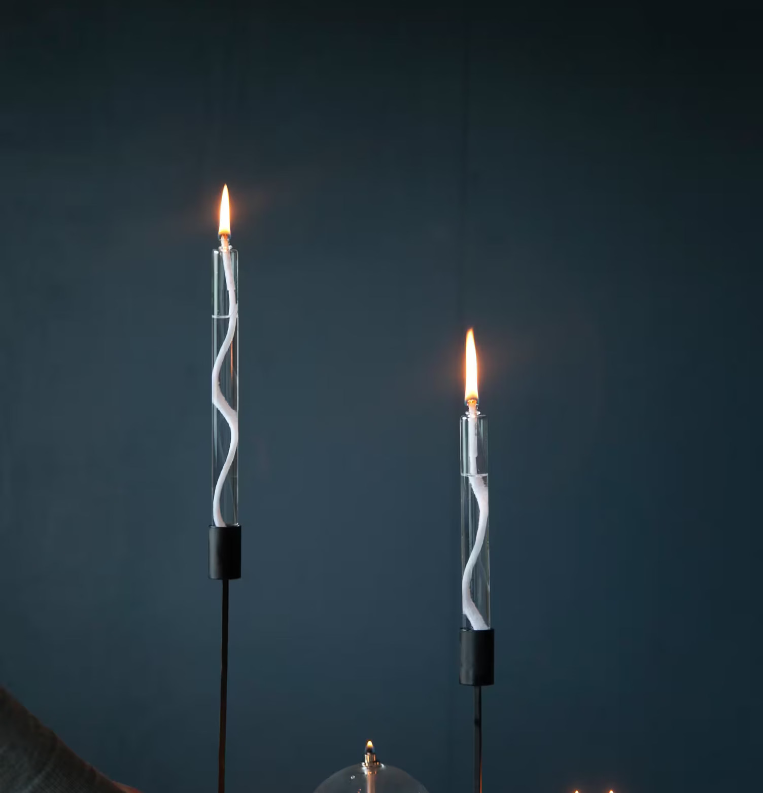 ALS Ljus 22 CM från Storefactory på rustik träyta med glaslyktor