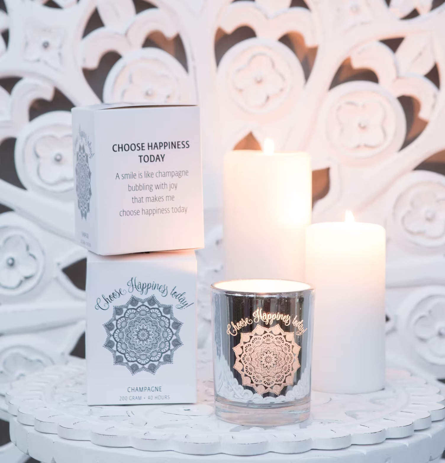 Doftljus Champagne - Majas Cottage på vitt vintagebord