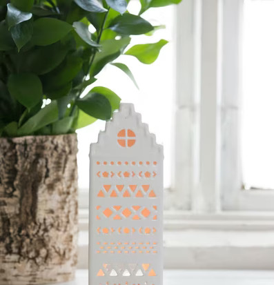 Bild av ljuslykta med geometriska mönster och växt