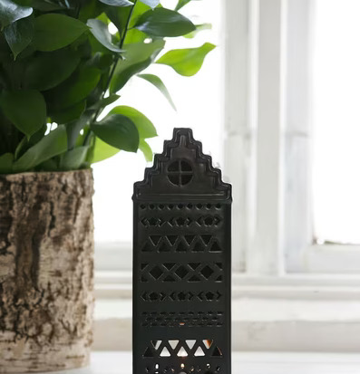 Foto av elegant ljuslykta med nordisk design och växt