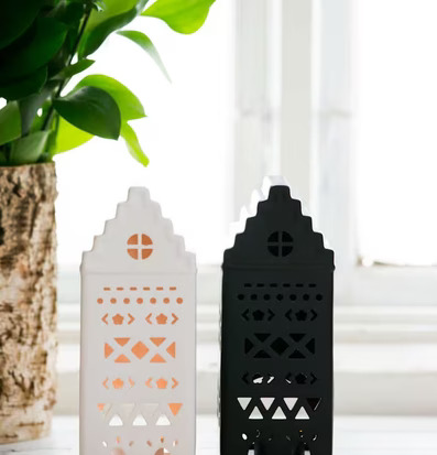 Bild av stilfulla ljuslyktor och harmonisk inredning