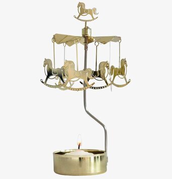 Bild av stilfull ljuslykta med snurrande gunghästar