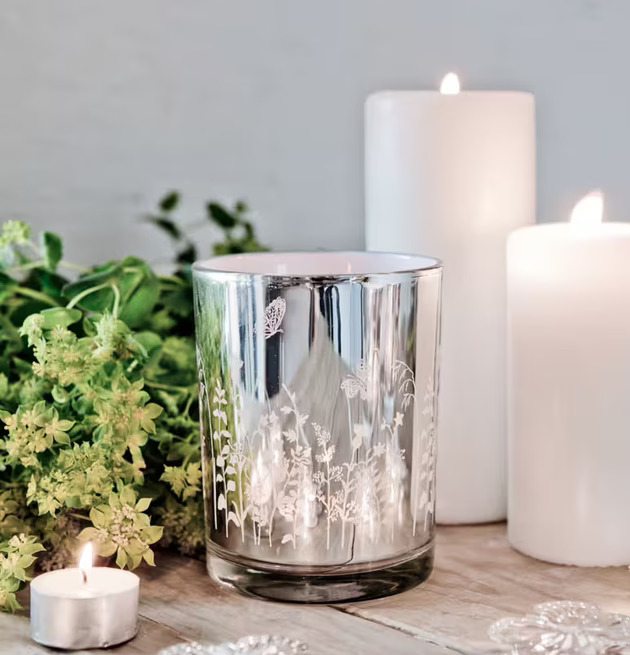 Bild av stämningsfull inredning med ljus och natur