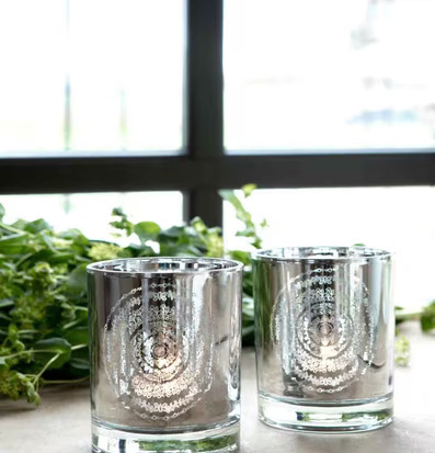 Foto av två eleganta ljuslyktor med fjärilsmönster