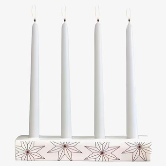 Bild av elegant adventsljusstake med stjärnmönster