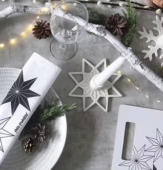 Bild av harmonisk vinterdukning med stjärndesign