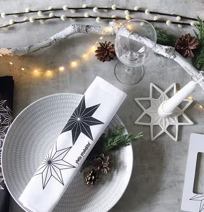 Bild av elegant vinterdukning med stjärnornamentik