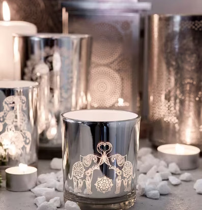 Bild av ljuslyktor med elefantmotiv och eleganta detaljer