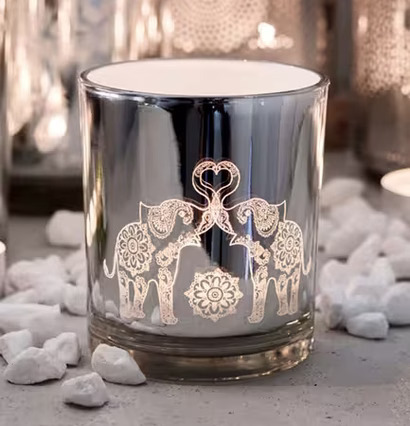 Bild av ljuslykta med elefantmotiv och varm atmosfär