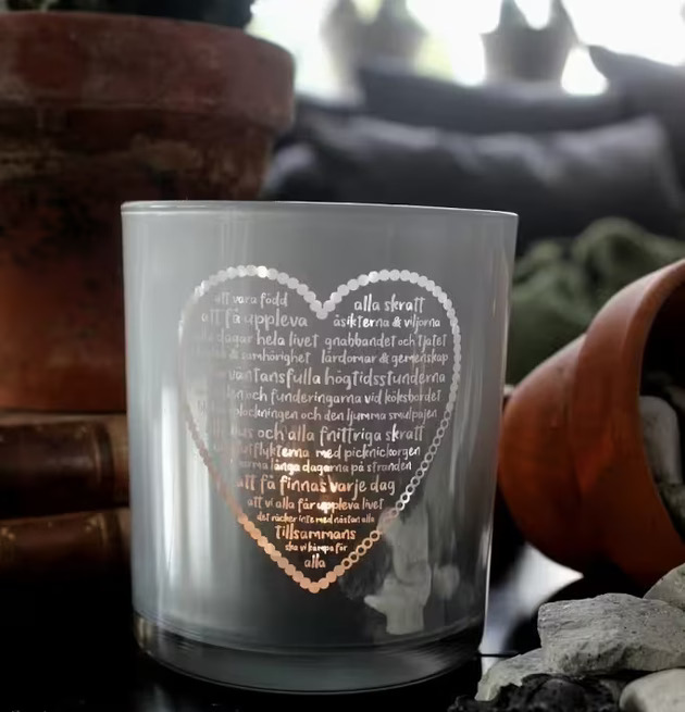 Foto av en harmonisk ljuslykta i glas med hjärtmotiv