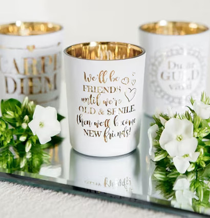 Ljuslykta Friends Vit/Guld från Majas Cottage på spegelbricka