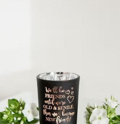 Bild av elegant ljuslykta med vänskapsbudskap