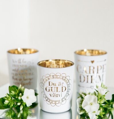 Bild av elegant ljuslyktorarrangemang med blommor