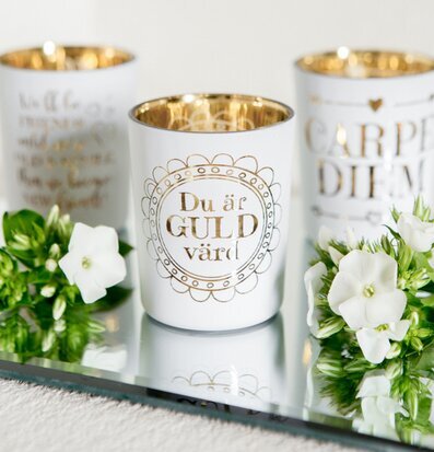 Bild av eleganta ljuslyktor med vit och guld design