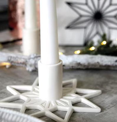 Bild av elegant inredning med vit ljusstake i fokus