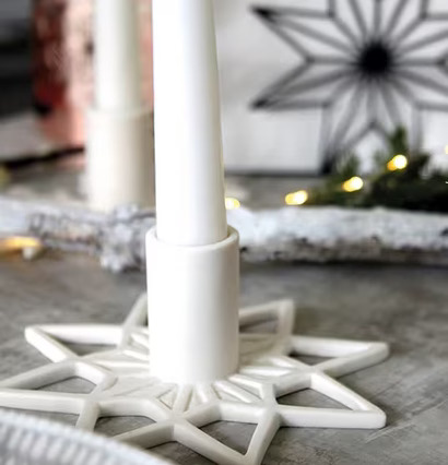 Ljusstake Snöflinga från Pluto Produkter på rustikt bord