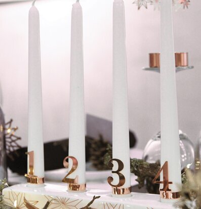 Bild av elegant adventsljusstake med stjärnmönster