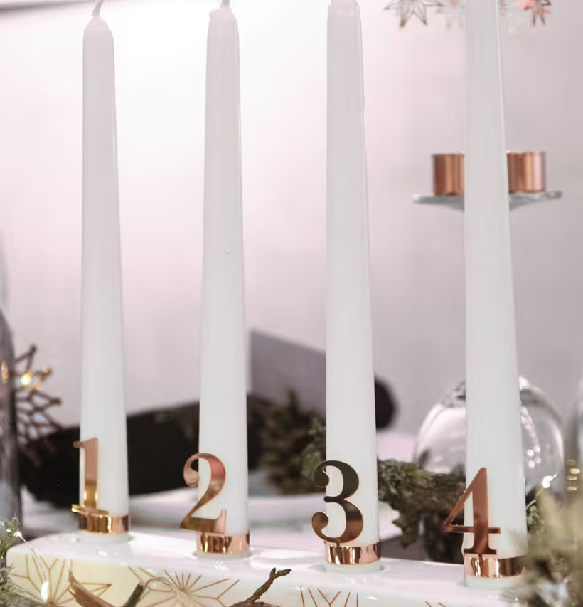 Adventsljusstake Stjärna från Pluto Produkter på ett bord