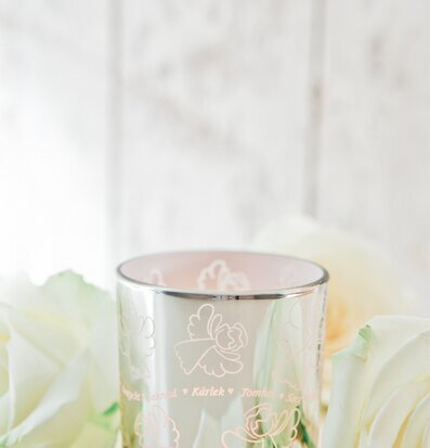 Bild av elegant ljuslykta med änglar och vita rosor