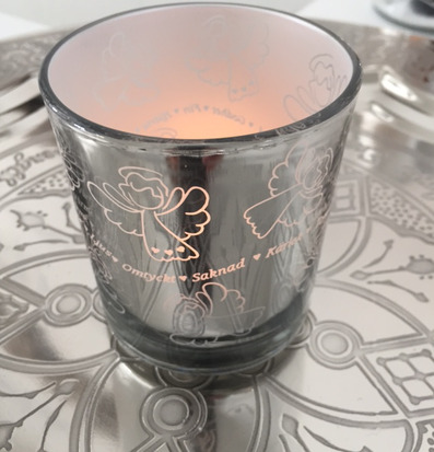 Foto av ljuslykta med intrikat och sofistikerad design