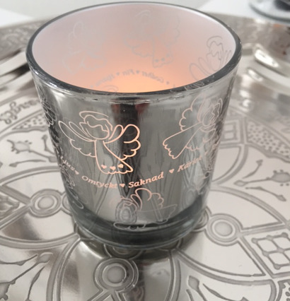 Foto av ljuslykta med intrikat och sofistikerad design