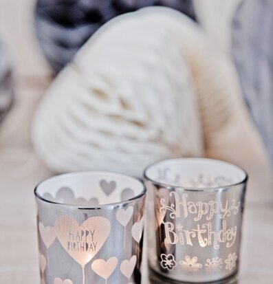 Bild av dekorativa ljuslyktor med födelsedagstema