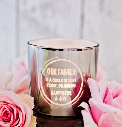 Bild av ljuslykta med text och rosor i harmonisk miljö