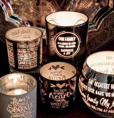 Bild av dekorativa ljuslyktor med inspirerande texter