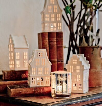 Bild av charmiga ljuslyktor som skapar hemtrevnad