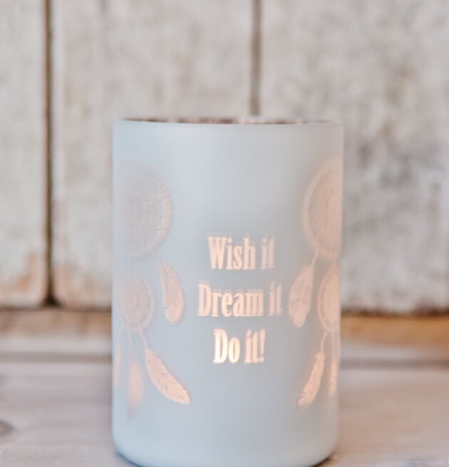 Bild av ljuslykta med inspirerande design och text