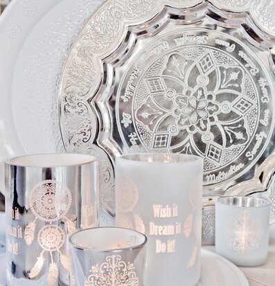 Bild av ljuslyktor i harmonisk och inspirerande miljö