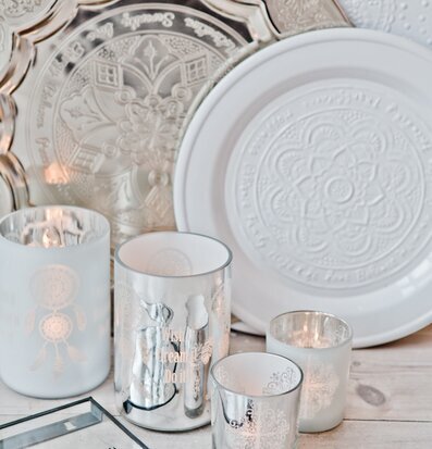 Bild av eleganta ljuslyktor och dekorativa föremål