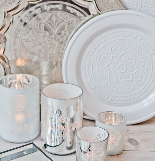 Dreamcatcher Vit - Majas Cottage på träyta med ljuslyktor