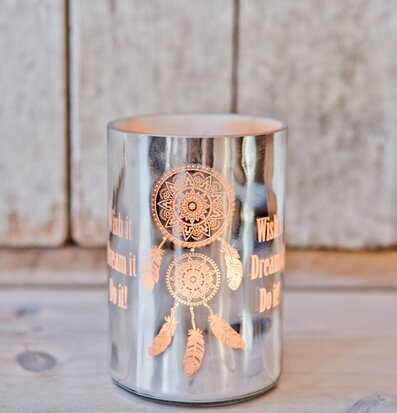 Bild av elegant ljuslykta med drömfångarmotiv