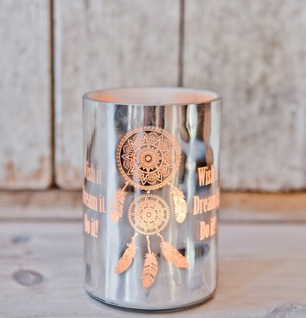 Bild av elegant ljuslykta med drömfångarmotiv