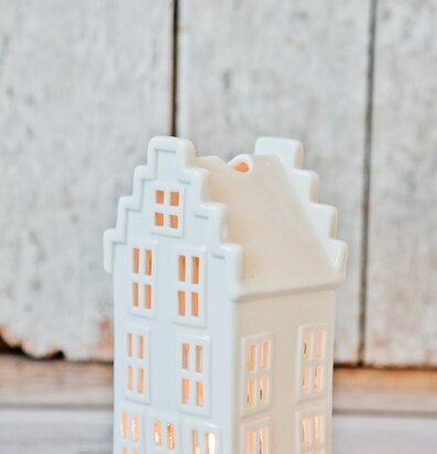 Bild av elegant ljuslykta formad som ett litet hus