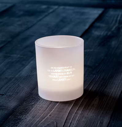 Bild av stilren ljuslykta med frostig yta och sken