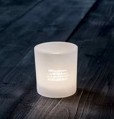 Bild av elegant ljuslykta med frostat glas och textur