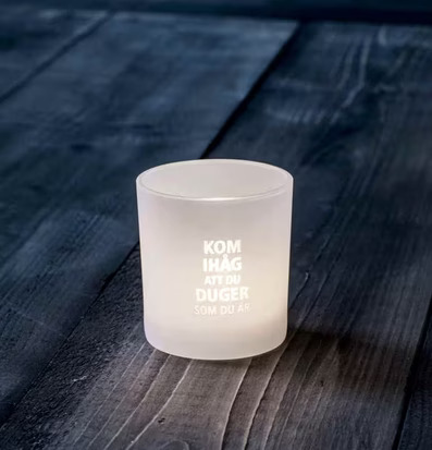 Bild av stilren ljuslykta med inspirerande budskap