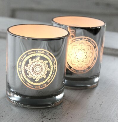 Bild av eleganta ljuslyktor med mandala-motiv