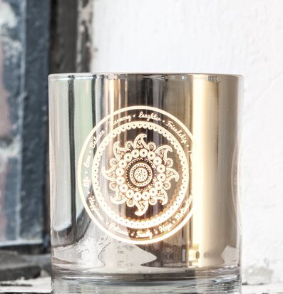 Bild av konstnärlig ljuslykta med intrikat paisleymönster