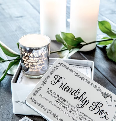 Bild av stilfull ljuslykta med vänskapstema och design