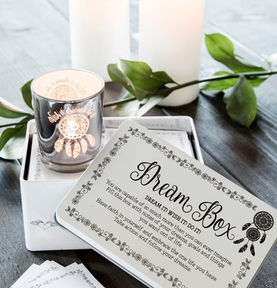 Bild av elegant scen med ljuslyktor och drömmande detaljer