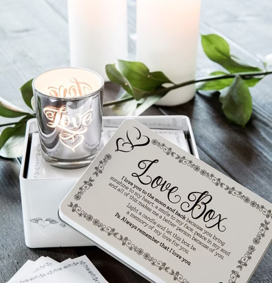 Foto av elegant ljuslykta och kärleksfull gåvobox