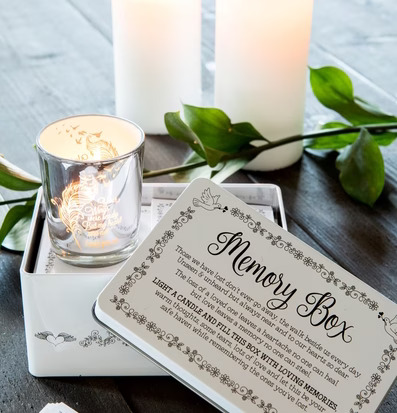 Bild av harmonisk ljuslykta och Memory Box i rofylld miljö