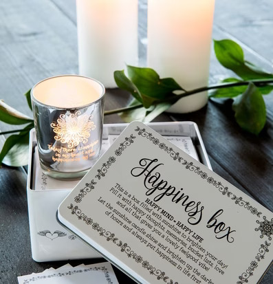 Bild av stämningsfullt arrangemang med ljus och blommor