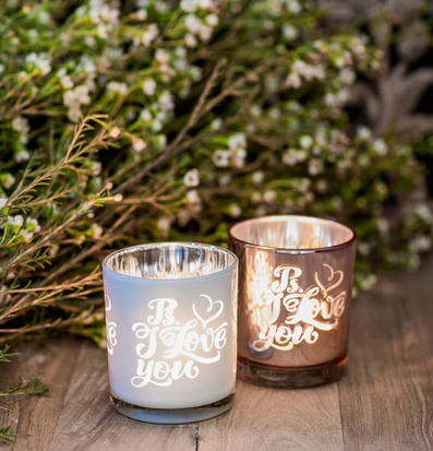 Bild av två eleganta ljuslyktor på rustikt träbord