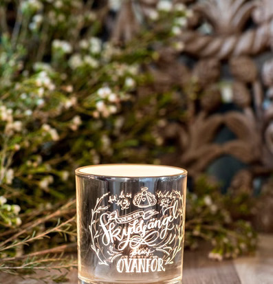 Bild av elegant ljuslykta i harmonisk och naturlig miljö