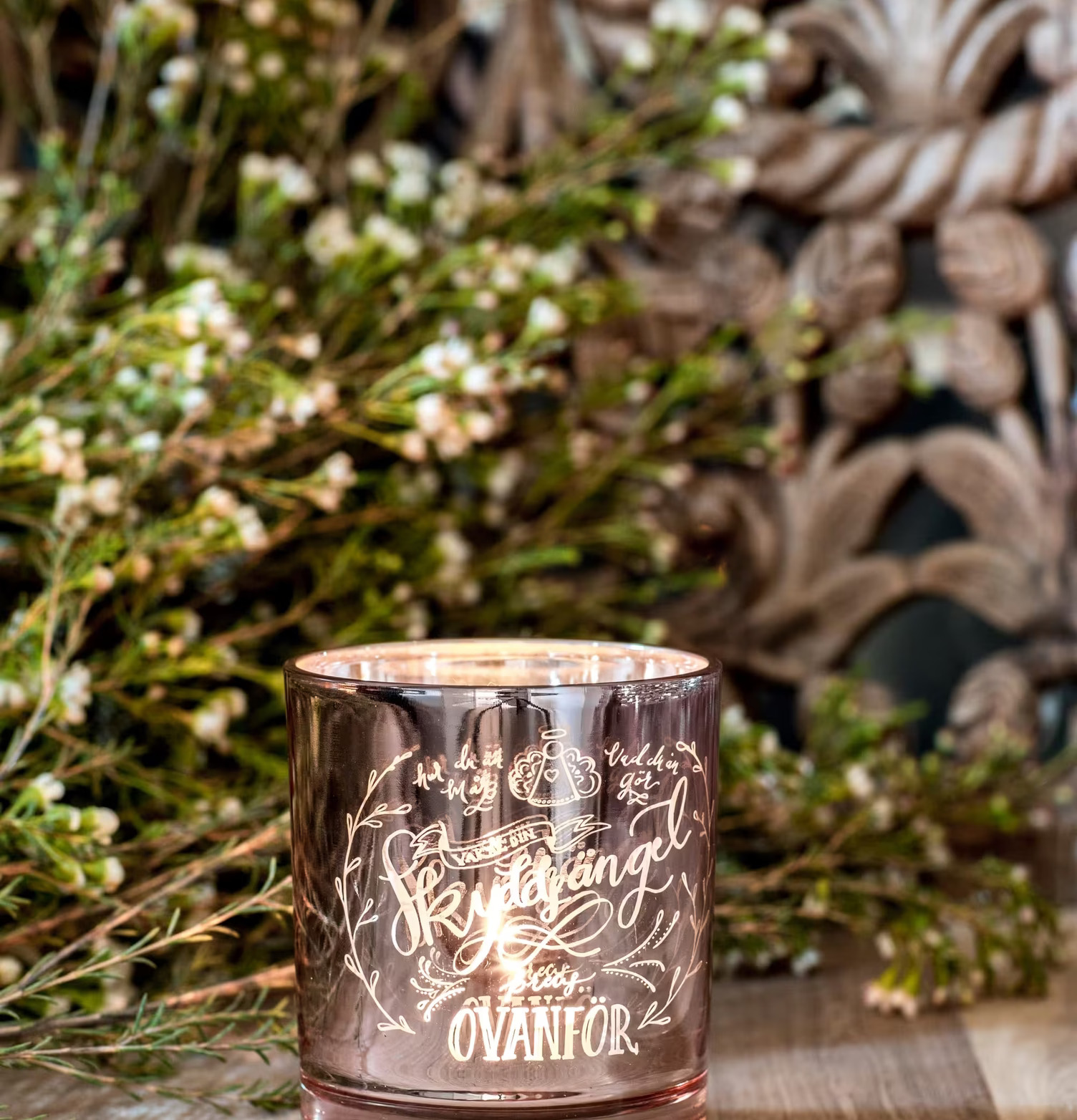 Bild av elegant ljuslykta med rosa ton och detaljer