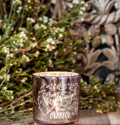 Bild av elegant ljuslykta med rosa ton och detaljer